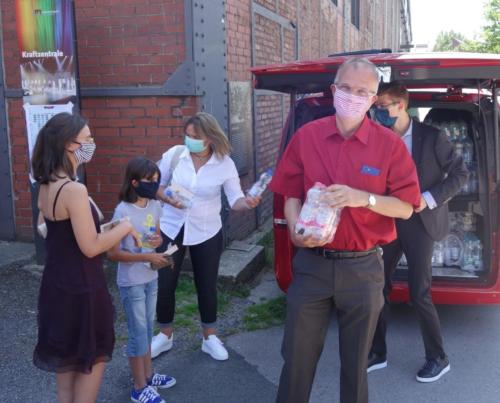 Familie Kranki gibt Wasser an alle aus Abi2020