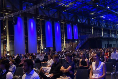 Im Abstand in der Kraftzentrale Abi2020