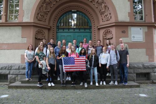 Amerikaaustausch Gruppenfoto vorm LfG_ergebnis