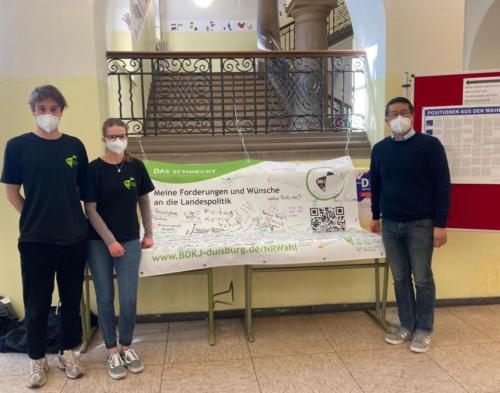 Die Organisatoren vor der Meinungswand