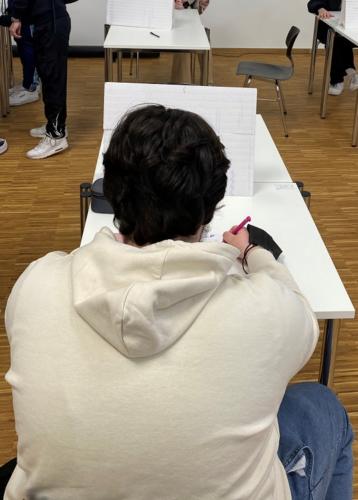 Ein Schüler bei der Wahl