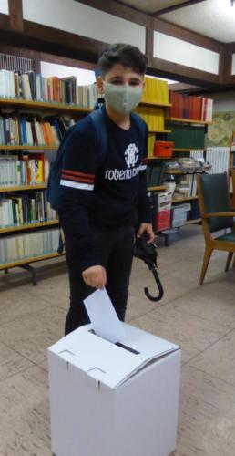 Ein Schüler der Jgst. 8 an der Wahlurne