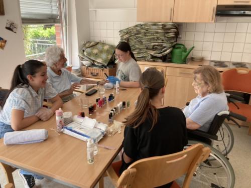 Jung trifft Alt - Maniküre