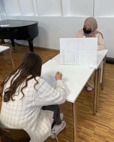 Zwei Schülerinnen wählen